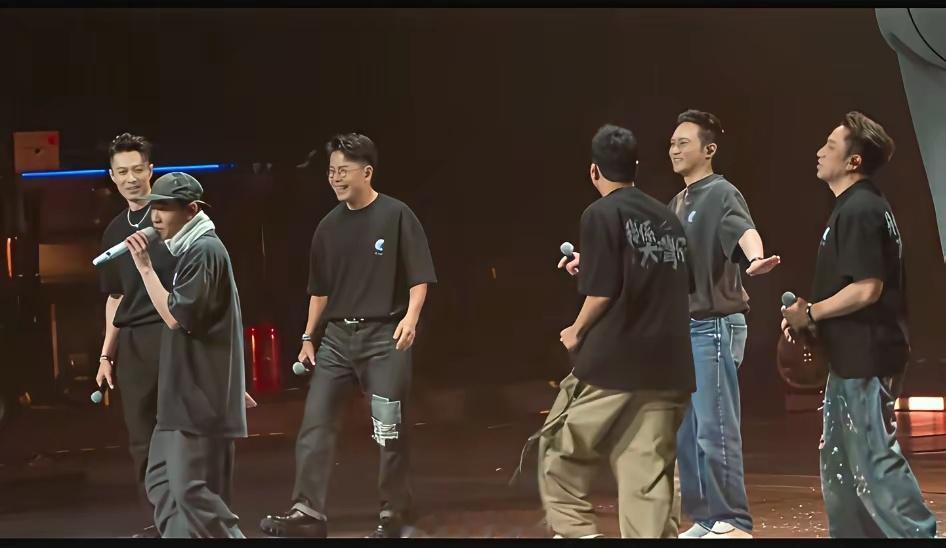 近日，陈小春演唱会大湾仔兄弟团齐聚魔都上海合唱《大湾仔的歌》瞬间燃爆全场，网友全