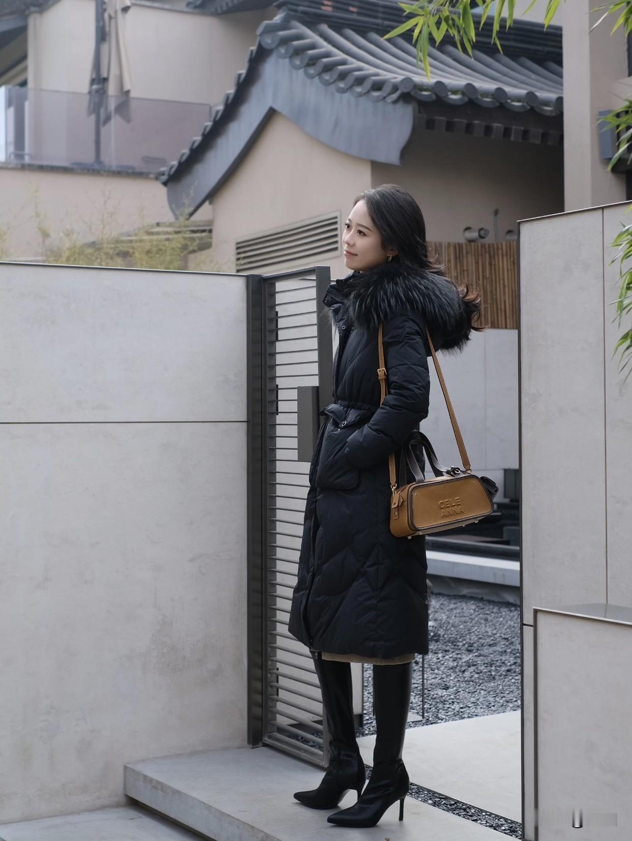 女人怎么样穿职业装才最耐看冬日穿搭指南：黑色羽绒服+高筒靴，温暖又时尚！通勤必备