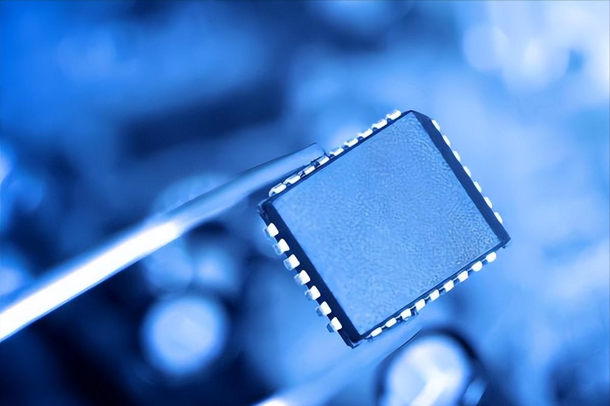 芯片这个事，我感觉咱们这边走对路子了！之前我就聊过，全球手机芯片过剩，海外公司布