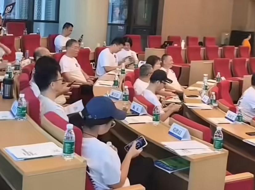 福耀科技大学开学了，校长、老板亲自给讲课，不要酸，或许这些人选择是对的，一群教授