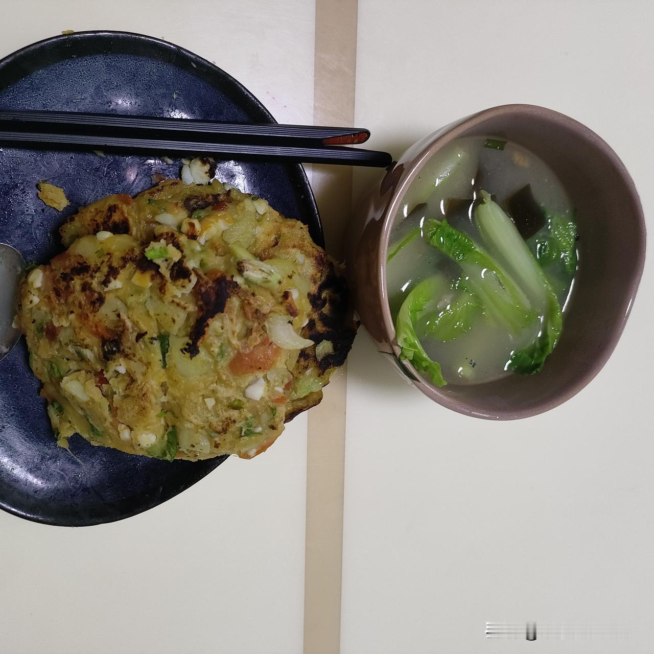 下午把孩子们带去公园玩了一下，他们俩捡了个玩具弓箭，骑车回来的时候，老二说:我要