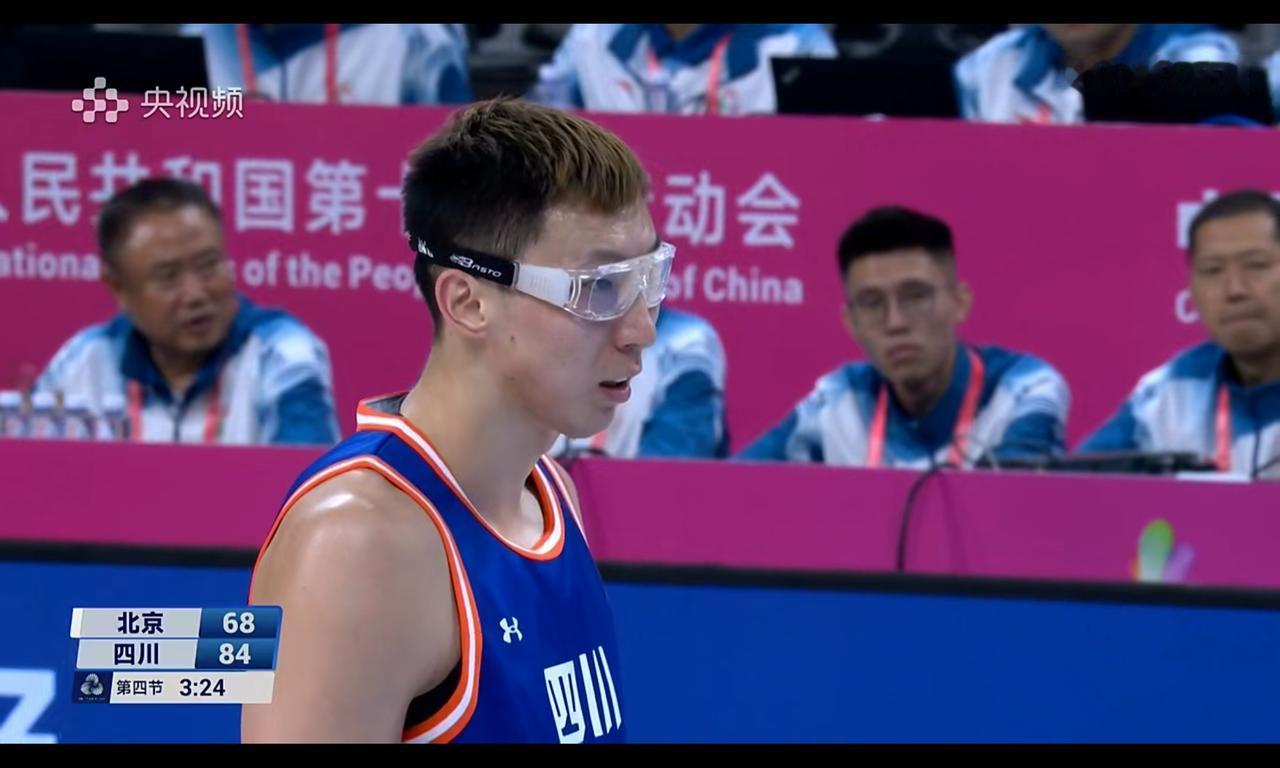 周琦打北京拿33分14板，加上胡金秋24分，北京球迷能心平气和吗？周琦和广厦