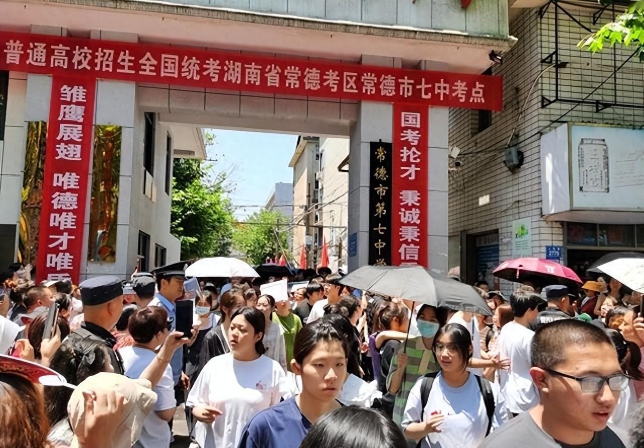 2026高考第一天，三个荒诞现象接连上演，爸爸穿旗袍只是开胃菜六月里的天