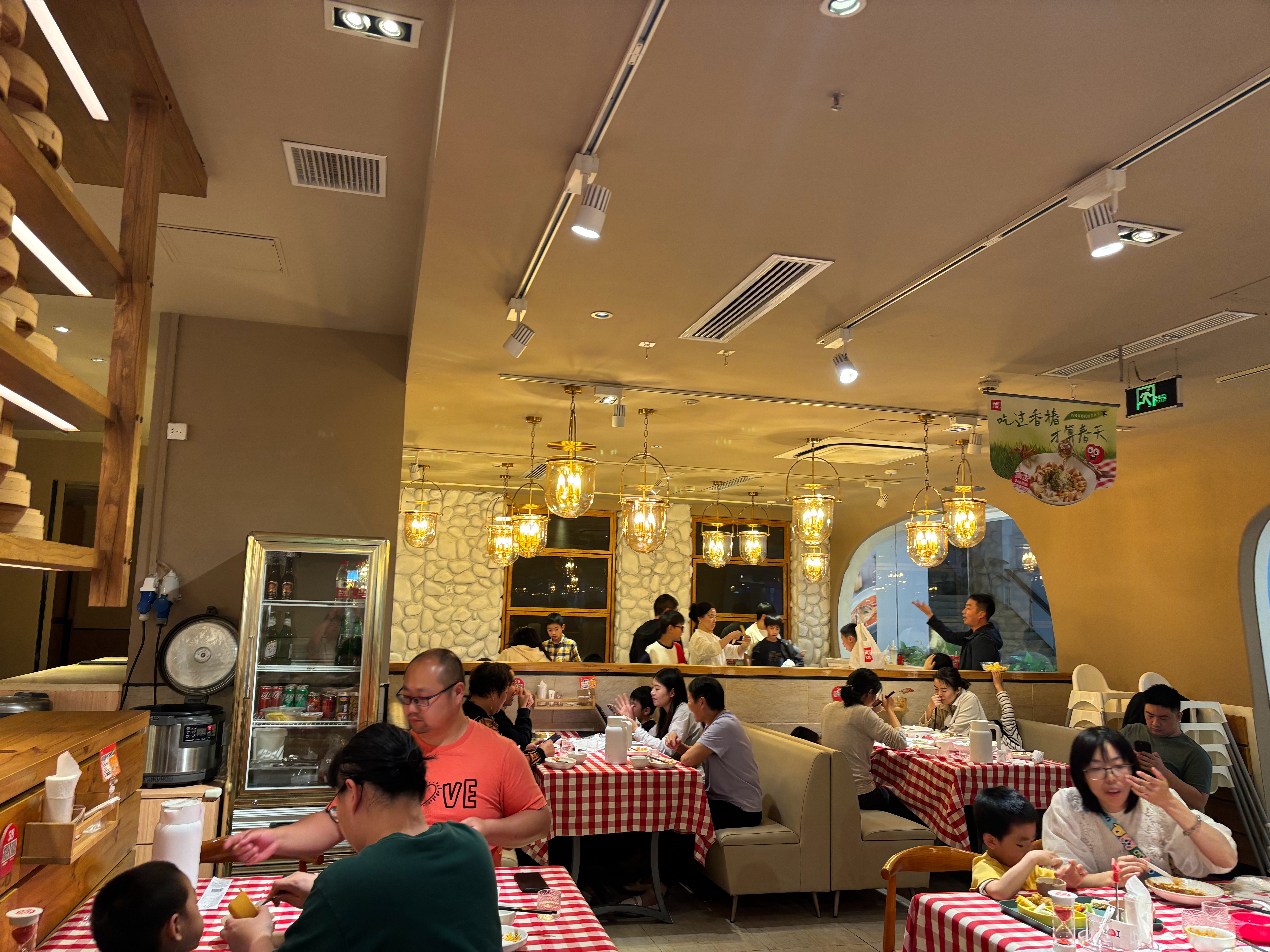 西贝像不像餐饮界的“理想”？靠着家庭定位在红海市场里杀出来，想起戴老板经常说的那
