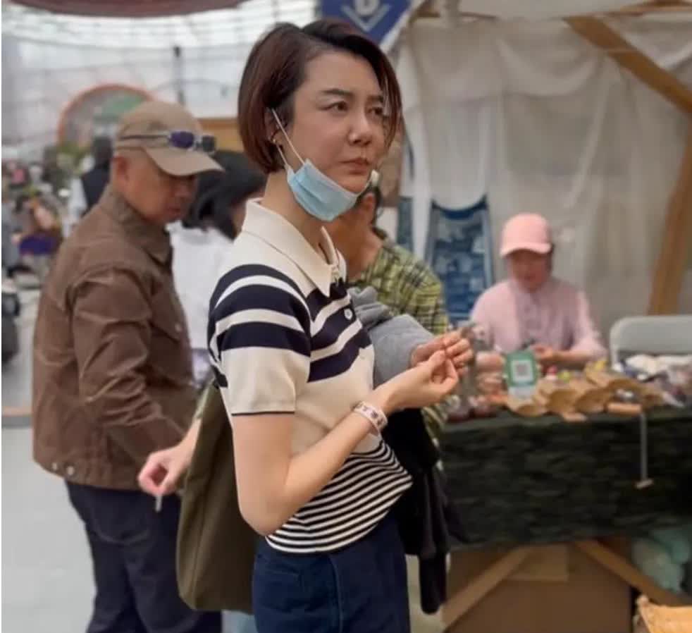 镜头中43岁的车晓素颜医美后遗症明显，脸部乳化，表情僵硬，而且眼袋明显，平板身材