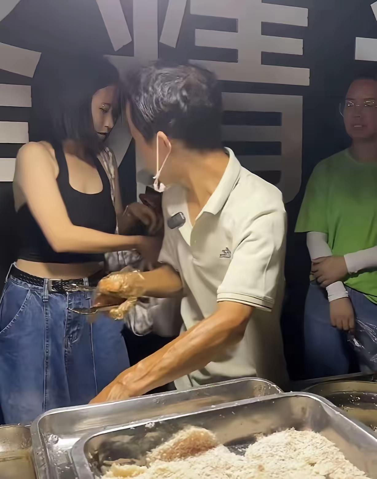 每隔一阵就冒出来的“底层逆袭故事”，看似在递糖，实则像温水煮青蛙——慢慢熬