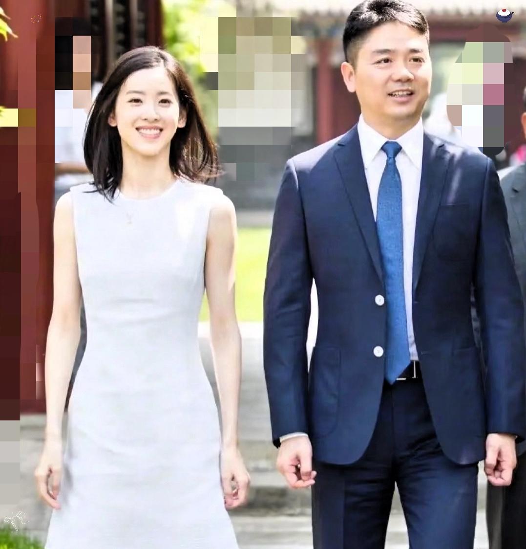 章泽天心里高兴坏了51岁的刘强东，这气质还真是“大男孩”呢！长的帅气的男