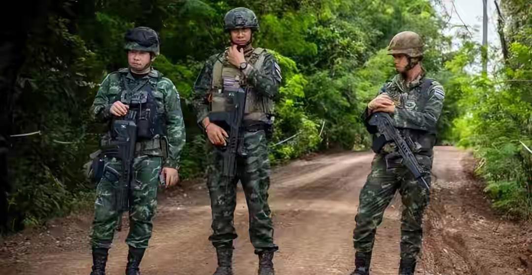 泰国军队装甲突击攻势正在遭到阻击。柬埔寨军队正在火箭炮，火炮和迫击炮打击塔帕亚具