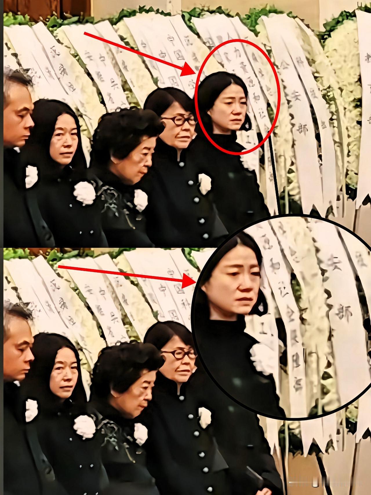 在杨振宁先生的送别现场,翁帆的身影格外引人注目。在一众送别亲人中,她最为年轻,却