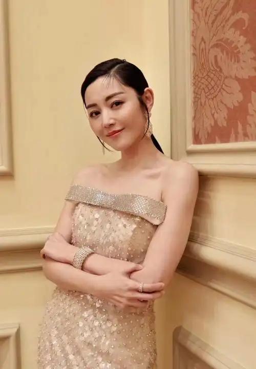 一个逆天改命的女人决定为更多女性破局，凭借破地狱中文乐一角，卫诗雅二封影后成为百