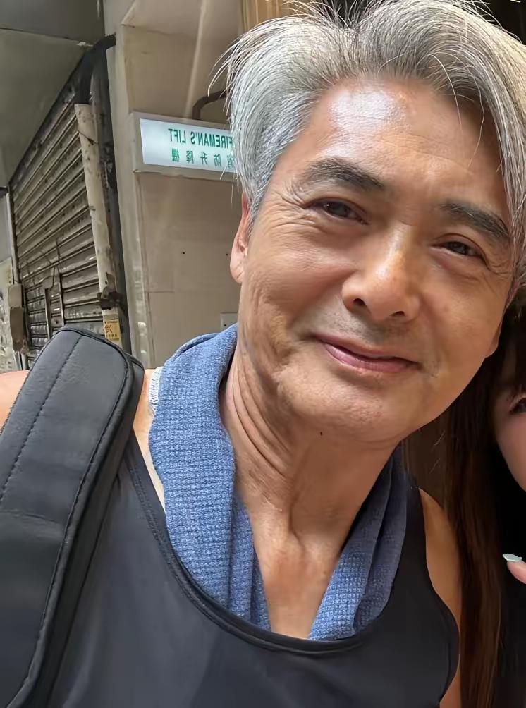 66岁周润发近照一头银发造型依然抢眼。发哥这状态很好，眼睛有神，皮肤干净，神采奕