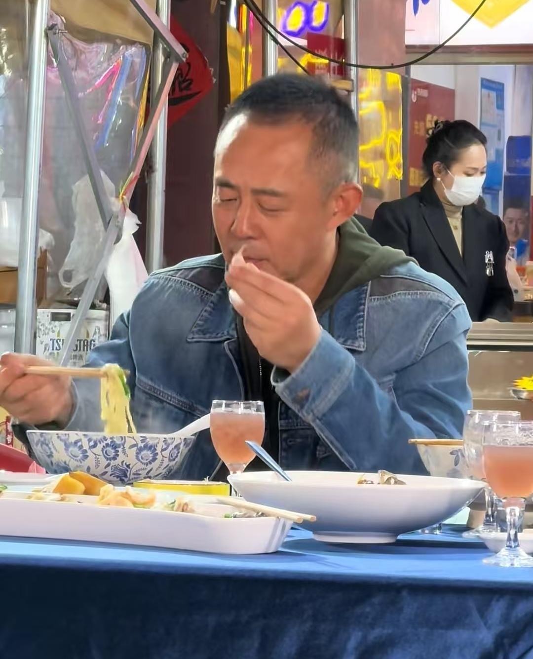 侯勇回到家乡连云港，现身街头路边摊，一碗蘸酱面、一瓣蒜就把晚饭对付了。没想到侯