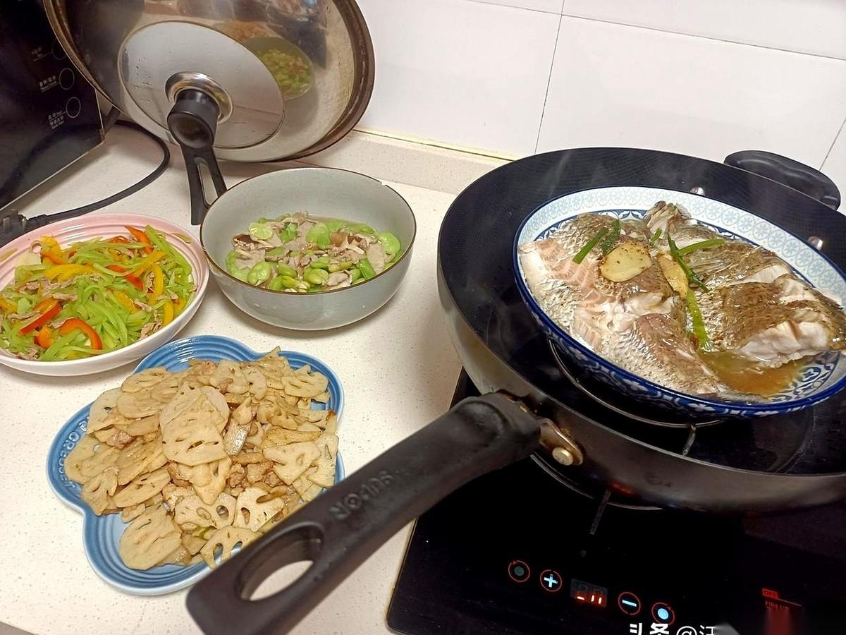桌上摆着刚出锅的清蒸桂鱼、肉片炒藕片，四个大菜冒着热气。老外男雇主拉开餐椅，指着