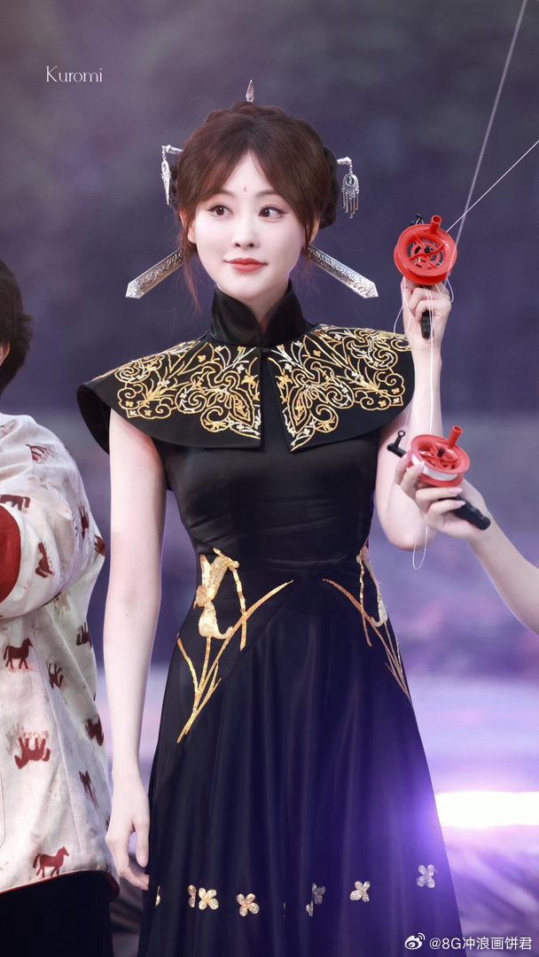 祝绪丹演我和闺蜜在正经场合的样子谁懂祝绪丹那个努力憋笑又忍不住的眼神！台上越严