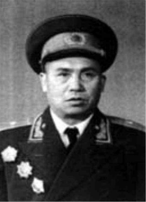 1947年，四野师长牺牲，战友娶了他的遗孀带一子一女，新婚之夜，战友提了一个要求