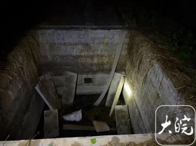 山东泰安，67岁大爷像往常一样下地干活，从邻居私建在公共通道上的化粪池顶部经过时