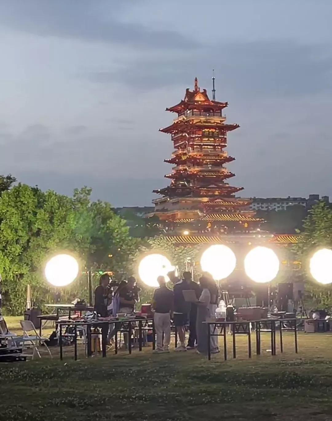 董宇辉绵阳站，现场传来四条新消息，与辉同行的舞台已经被包围，人潮汹涌，在屏幕外都