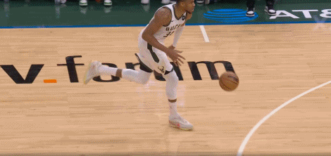 字母哥这个上篮走步了吗？从慢镜头看，合球之后，字母的两大步上篮没有什么问题，