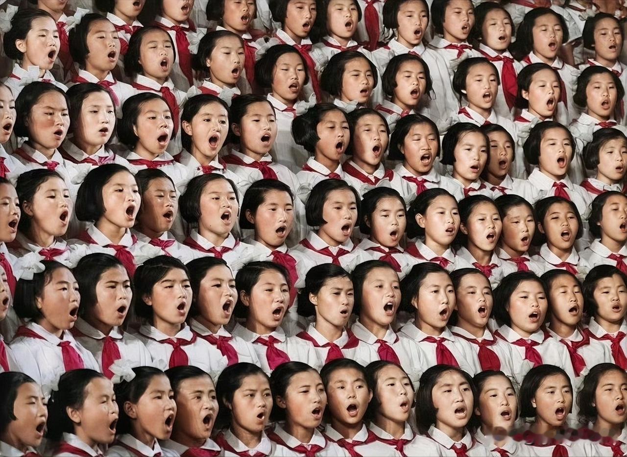 1950年，朝鲜女孩合唱一首关于金日成的歌。当时金日成刚满34岁，这首歌唱出了民