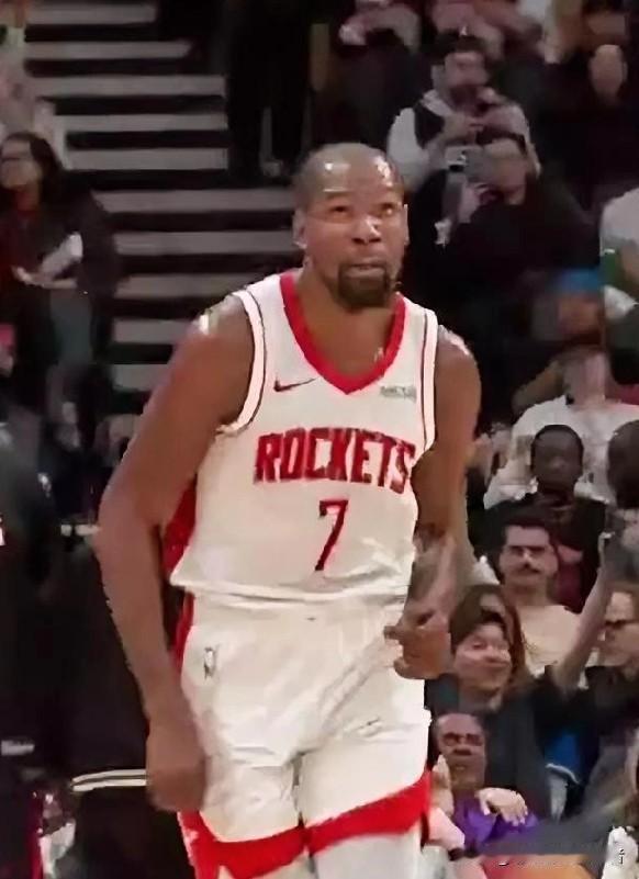 截止目前！！！杜兰特加盟火箭的6场常规赛表现！！！主场打独行侠：38分钟，18