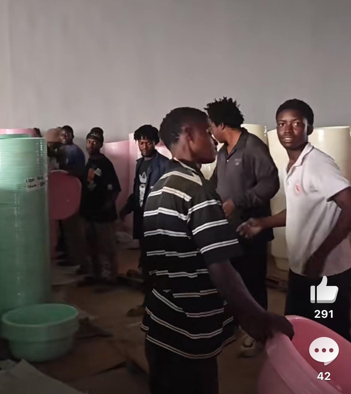 中国老板在赞比亚办厂，终于见识到了真正的磨洋工，十个人干一个人的活，十几个员工慢