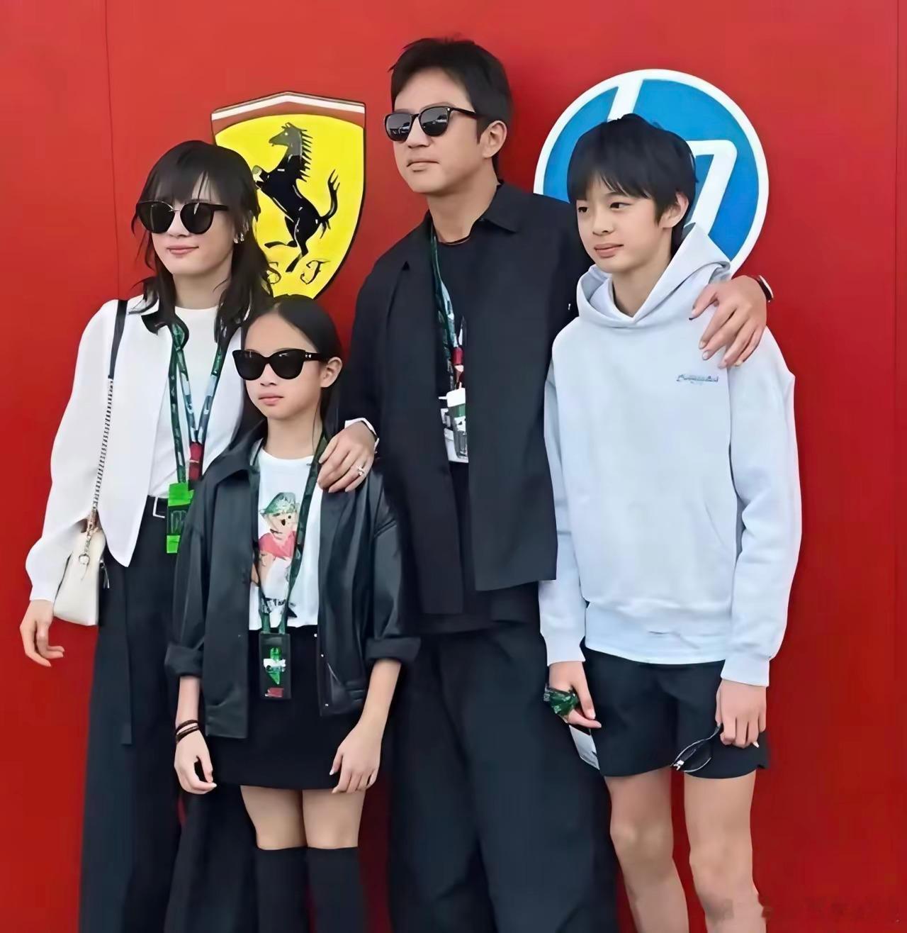 邓超说，儿子像我也就算了，本想着女儿小花多随随孙俪，白白净净、安安静静的，结果现