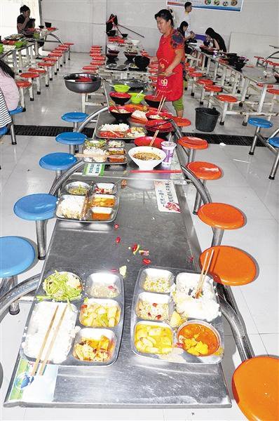 漯河一学校餐桌浪费惊人 有餐盘里的菜几乎没动
