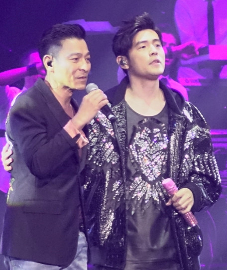 2018年，周杰伦请刘德华当演唱会嘉宾，周杰伦突然质问刘德华：“20年前，我给你