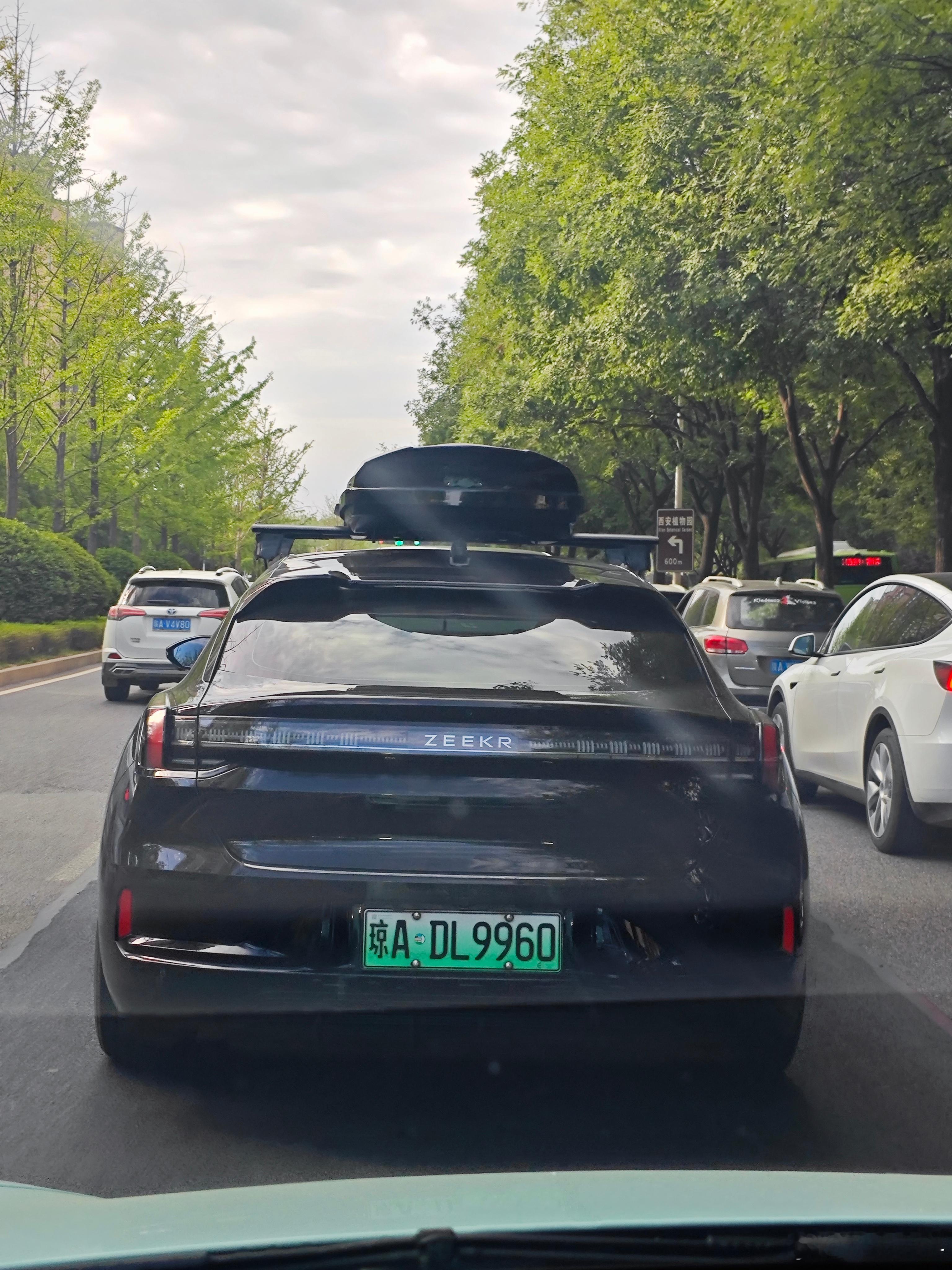 背着小书包的极氪001，车顶箱装一侧取东西是不是方便点。熬夜泰斗的随手拍​​​