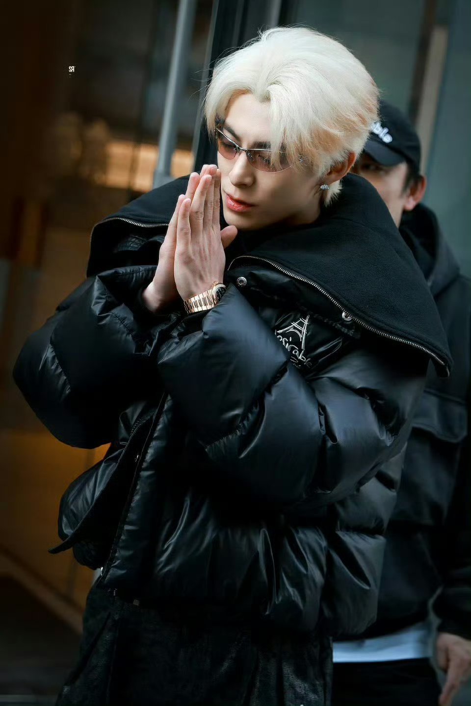 王鹤棣白色渐变发王鹤棣白色渐变发色街拍哇撒！！河堤新发色太帅了！！王鹤棣