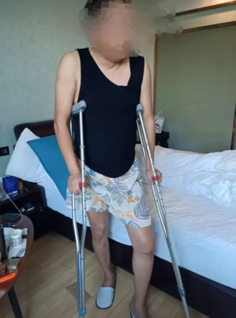 “太缺德了！”青海西宁，一男子过马路时，被突然蹿出来的外卖小哥撞倒，膝盖被撞掉了