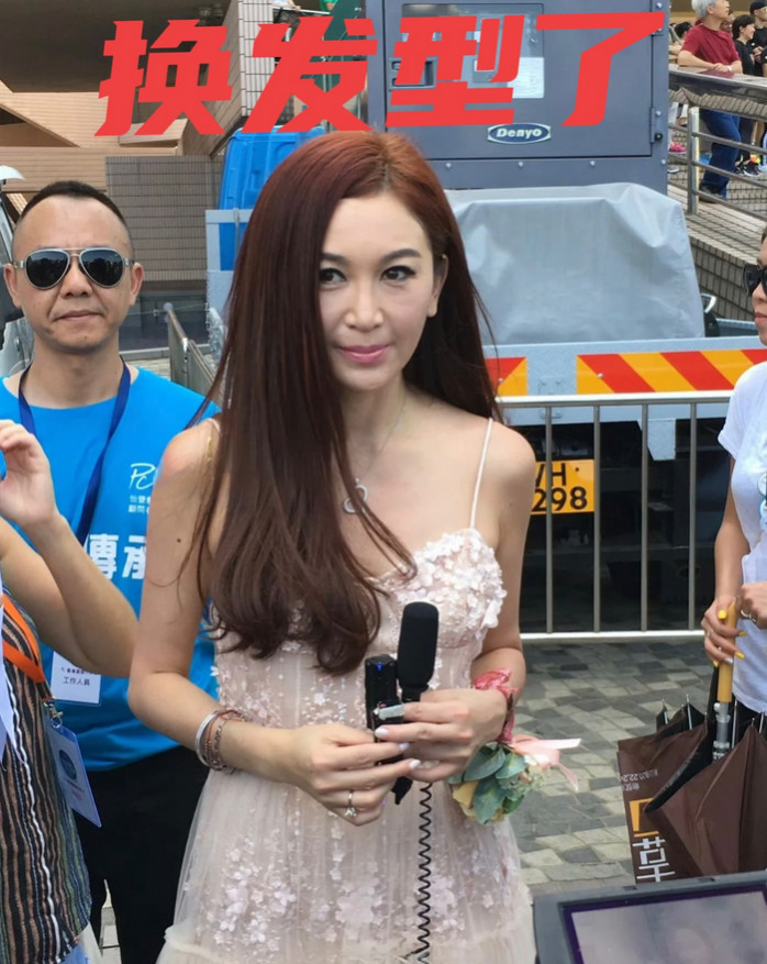 一生爱美的女人温碧霞，终于换发型了！左边头发终于露出耳朵来了，你还别说，真的