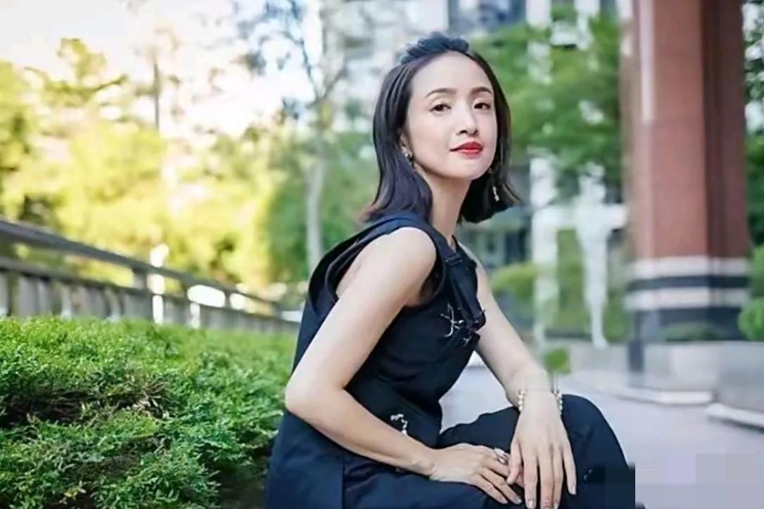 镜头中的林依晨清瘦苗条，珠围翠绕，红唇如玉，但发型不够给力，法令纹明显，颈纹深刻