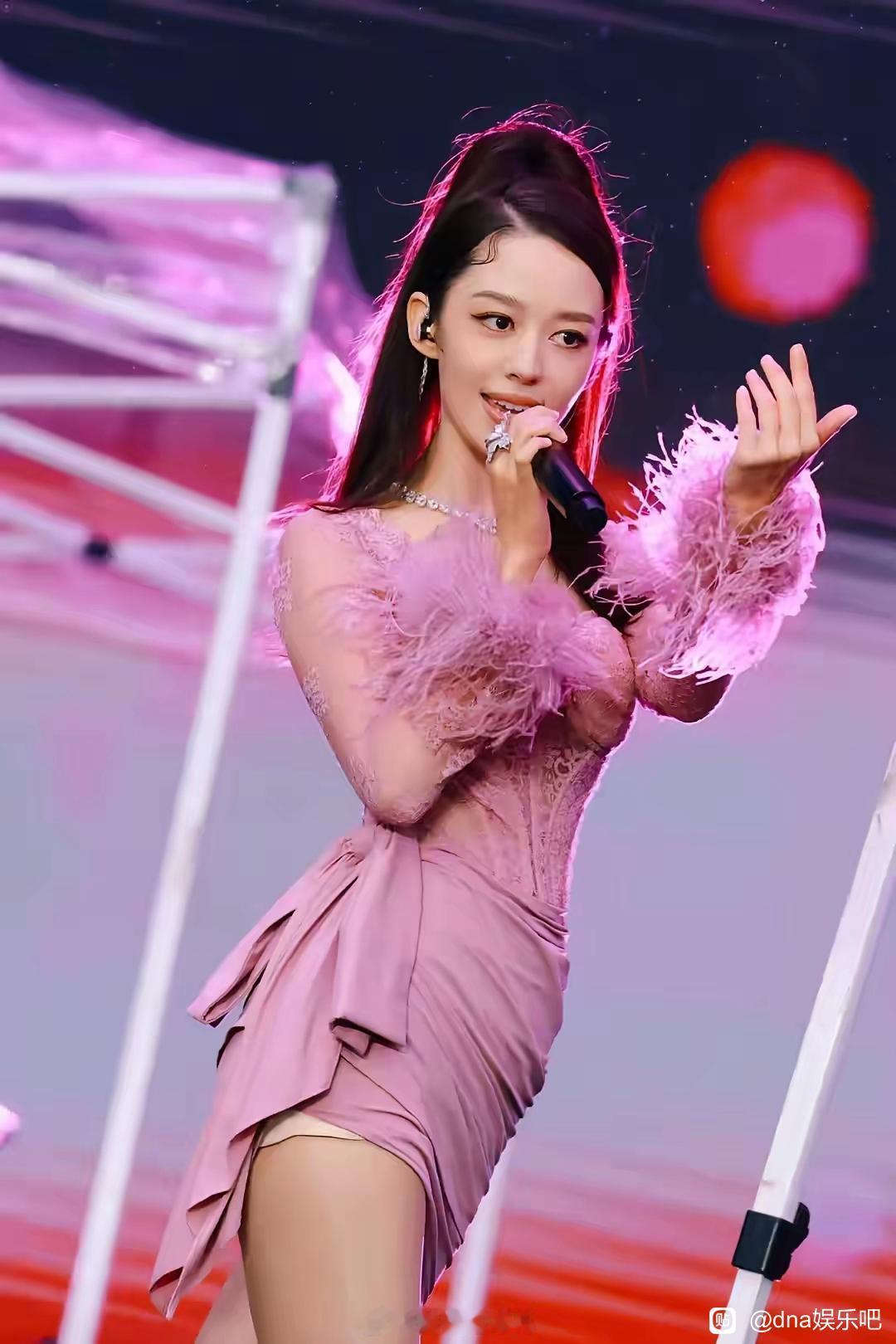 朗朗的老婆这是怎么了？曾经以知性优雅的形象示人，参加活动，尽显高贵。但我发现最近