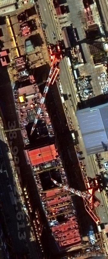 今天这张图相对前天的卫星倾斜角度更大，可以看出以船体大开口和舰艏模块前端对齐后，