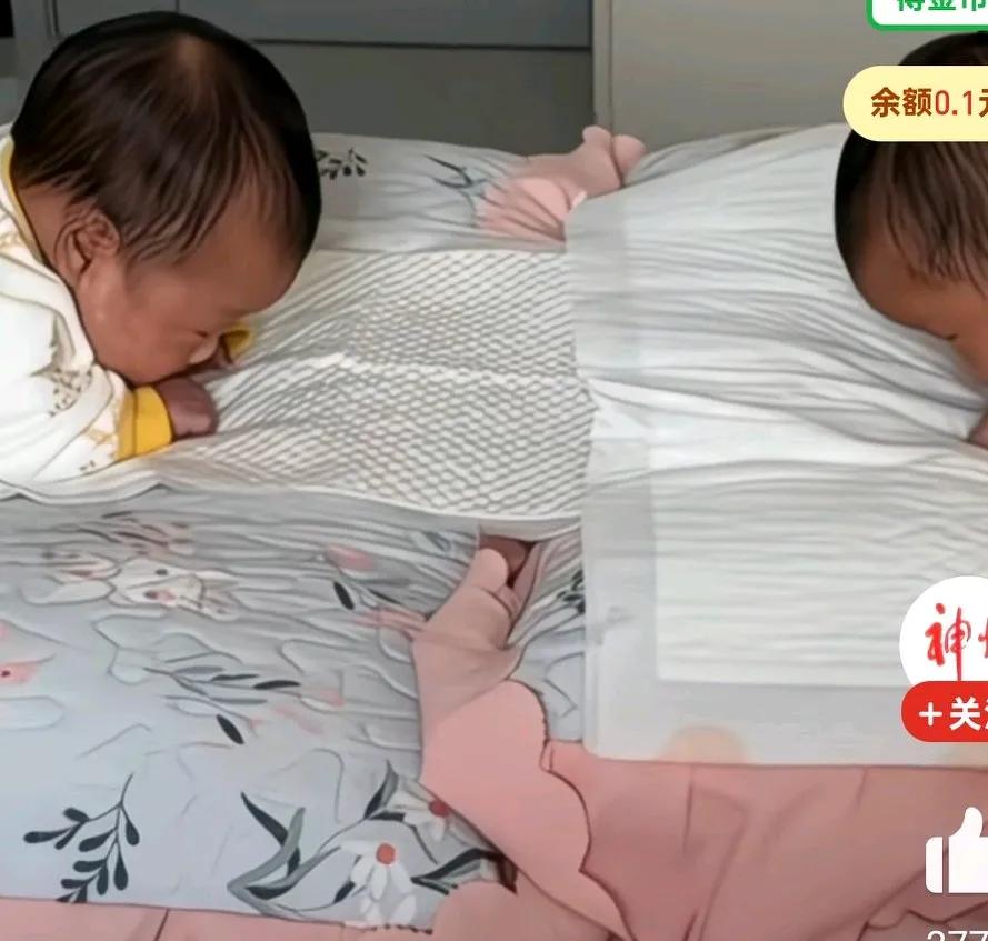 俩宝宝晚上不睡觉，白天妈妈让俩人趴在枕头上，互相看着，不让他们睡，咋近看孩