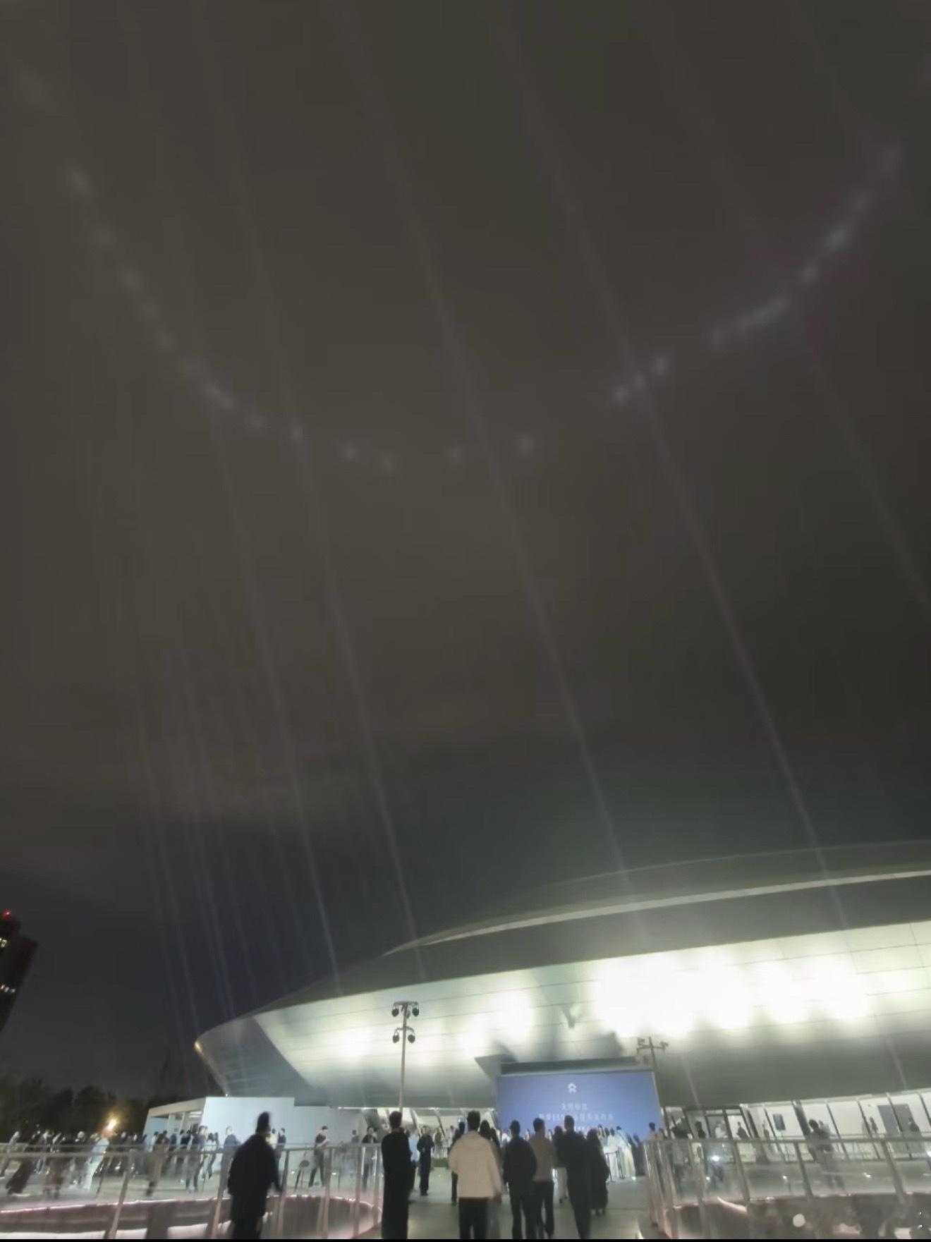 昨天有网友在杭州见到神秘天文现象，疑似外星人or外星飞船评论区网友给出了答疑：蔚