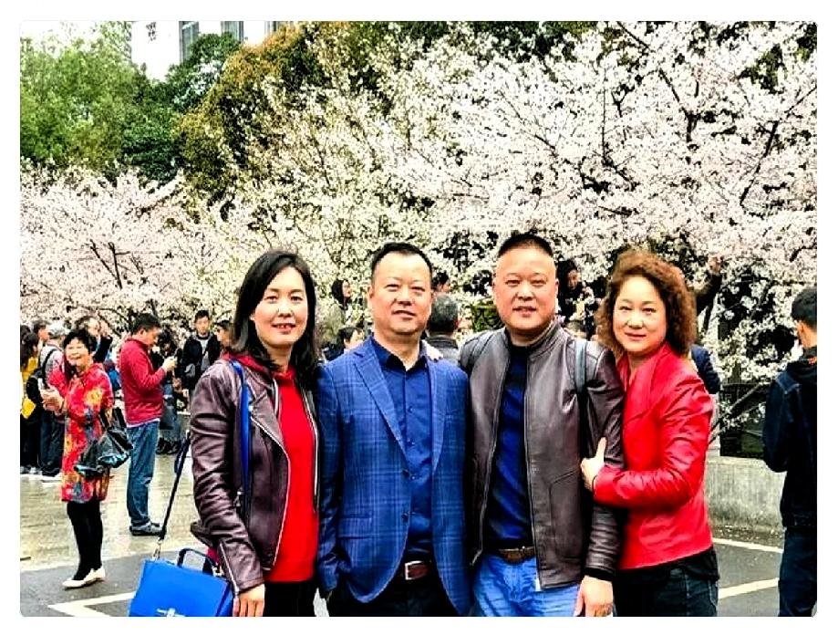 武汉大学颁奖礼上一张老照片被翻出来，直接把裴轶背后的神仙家底给炸穿了。裴轶一