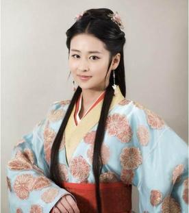 古代，有个财主娶了五个小妾，却一个孩子都没有。管家告密五姨太和长工在一起，财主当