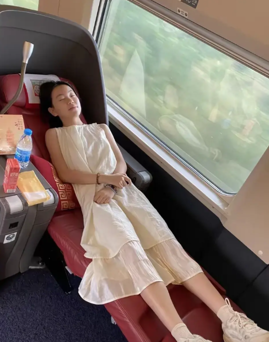“太羡慕了”有一名女子趁着暑假带女儿外出旅游，在买高铁票的时候，购买了高铁商