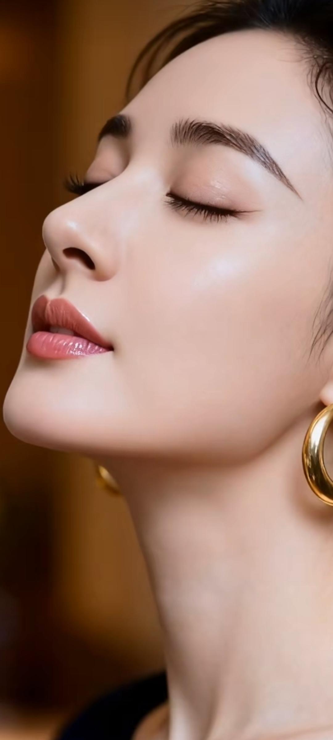 优雅沉静的闭眼瞬间，金环耳环点缀，散发迷人魅力。
