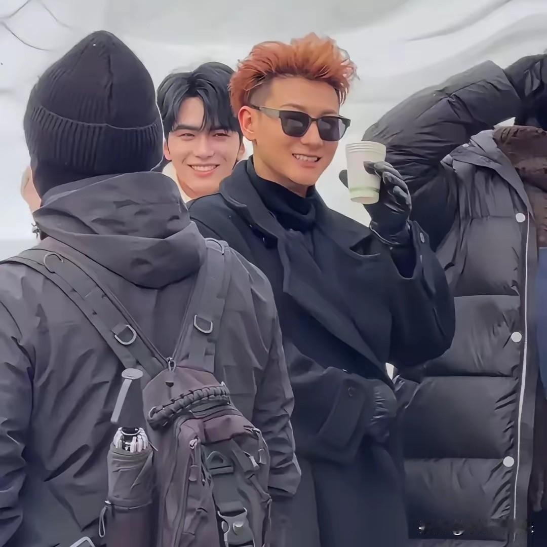 一群男明星亮相哈尔滨最有偶像包袱的不是偶像剧男神王鹤棣，也不是男团爱豆邵