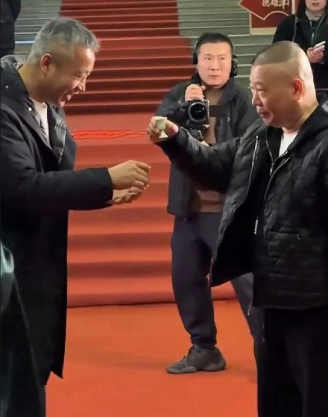 郭德纲端起了芦台春的酒杯。这杯酒，可不便宜。老郭这次是真给面子，活动现场笑得
