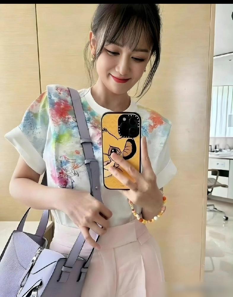 47岁的陈乔恩踩着小白鞋在东京街头转圈，一身水蜜桃粉把路人的眼睛晃得发晕。你敢信