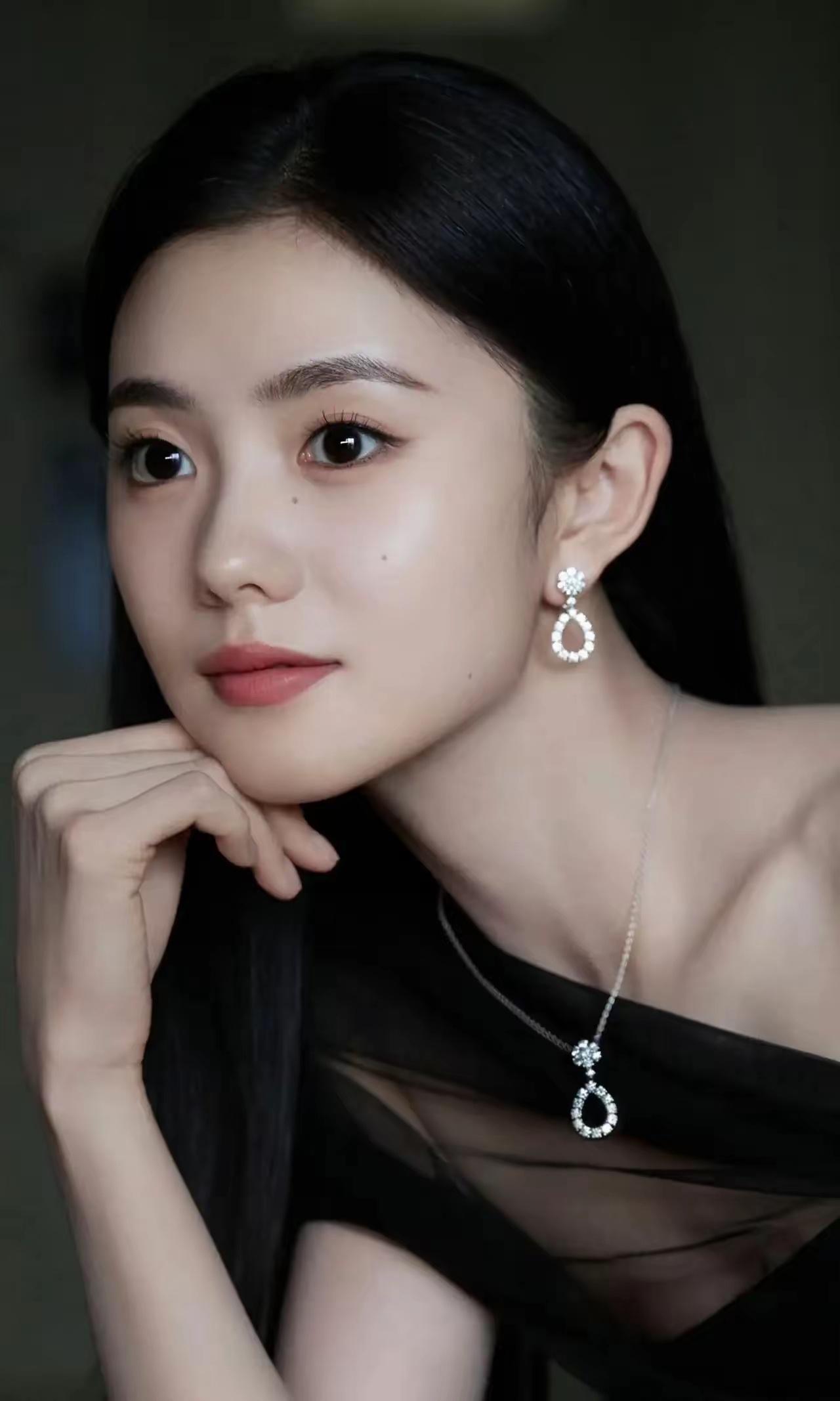 终于知道为什么资本大佬喜欢刘浩存。不是因为馋她的身子，也不是因为她的演技好，而是