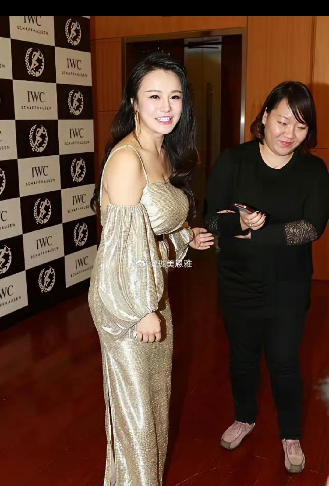 其实早期冉莹颖身材真的很普通，刚结婚的身材跟普通人无异！只不过后来就变得越来越