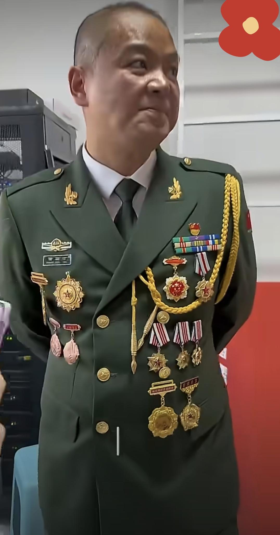 致敬英雄老兵黄国才烈火中救人的铁血担当1980年出生的黄国才，1998年