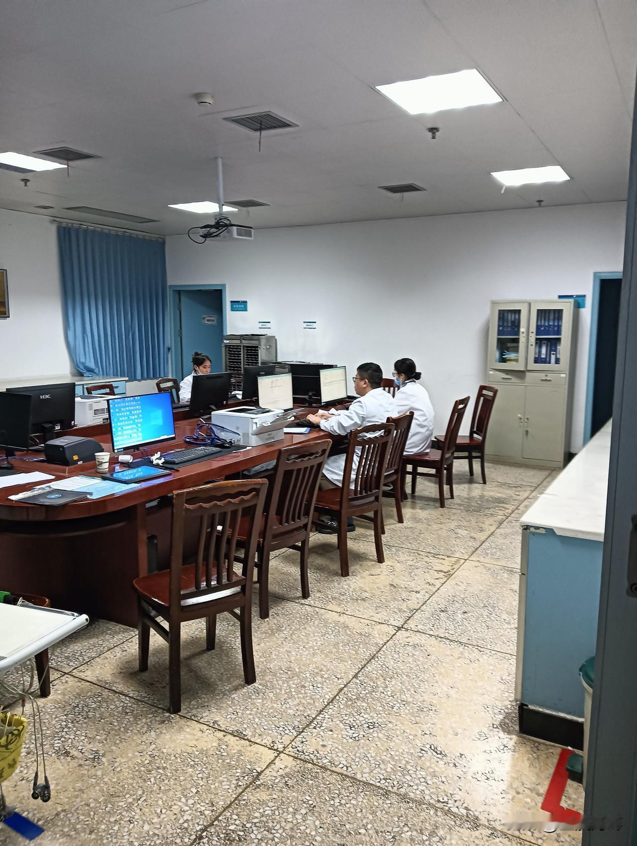 这次住院改变了我对医生的认识，深夜十一点了他们还在办公室加班，忙着写病历。听说他