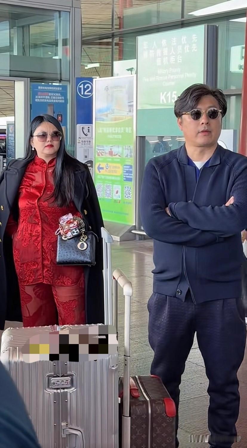 李湘王岳伦给女儿过完生日一起回国，李湘又胖了好多，在去英国之前还都说她瘦了，如今