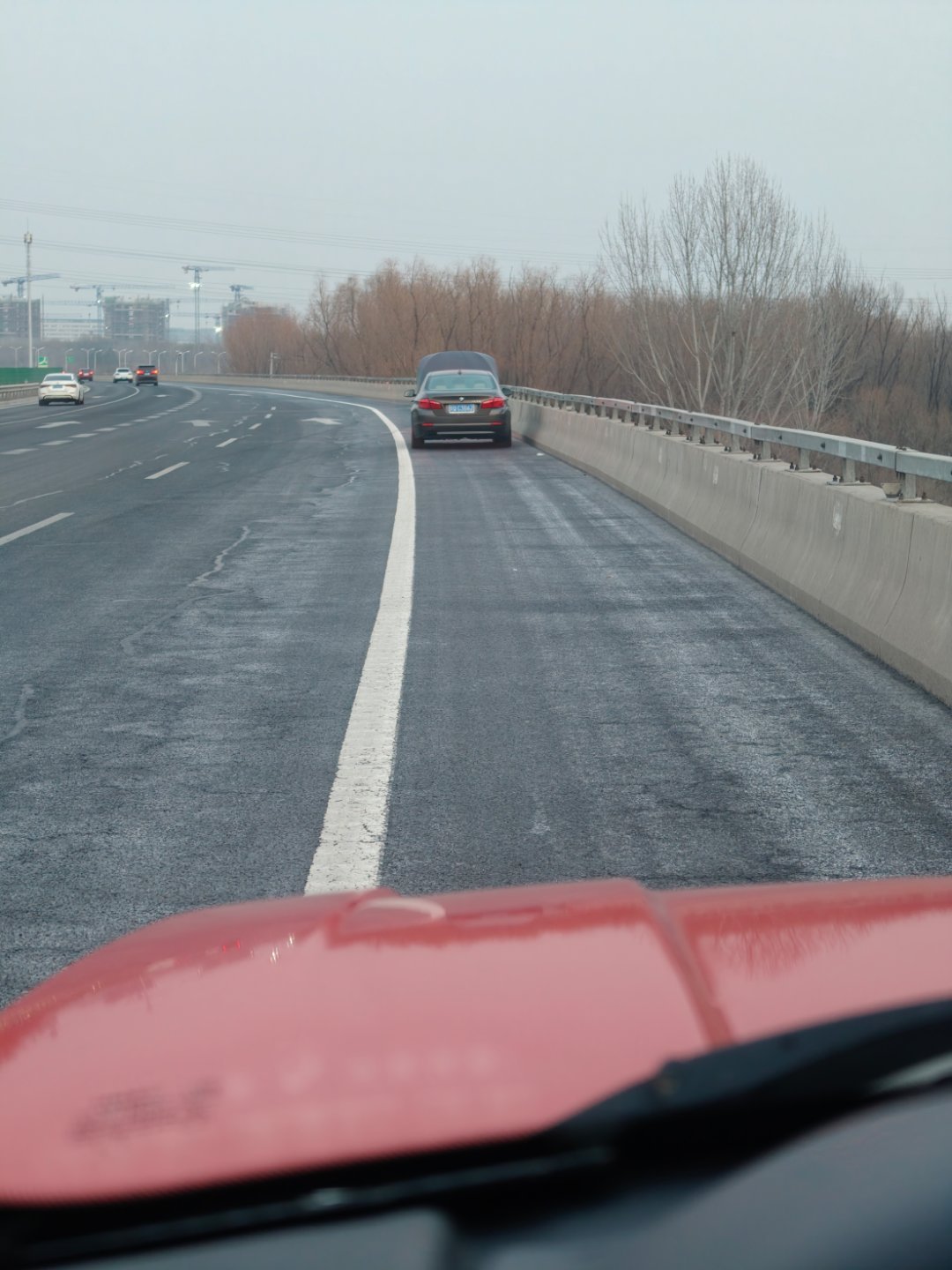 哟，这么巧，一台宝马5系停下来了，看样子也是水管爆了
